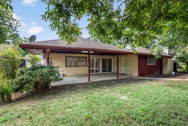 Building Photo - 8630 Valley S Dr