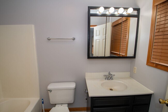 Building Photo - 4 Bedroom home in Granger, IN!