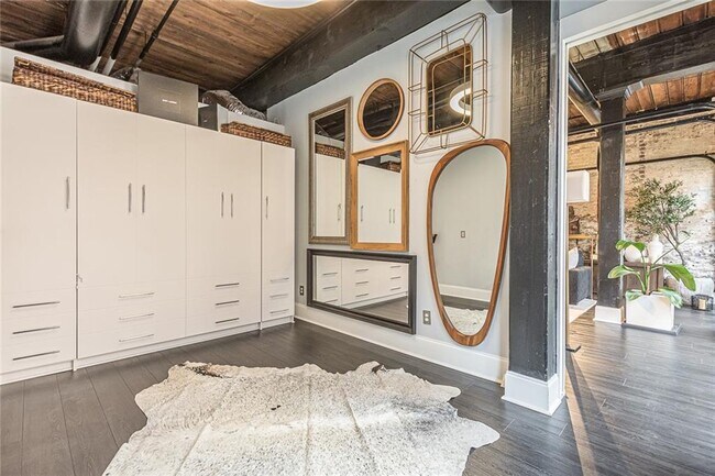 Building Photo - 320 Peters St SW