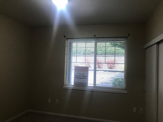 Building Photo - GROUND LEVEL 1 BR, 1 BA WHEEL CHAIR ACCESSIBLE UNIT!