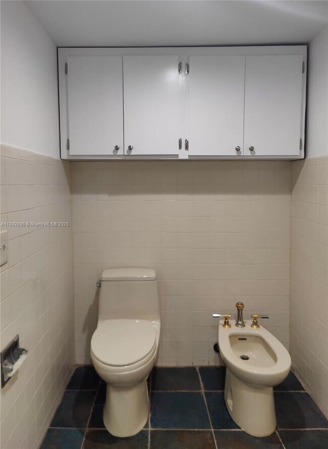 Building Photo - 555 NE 30th St