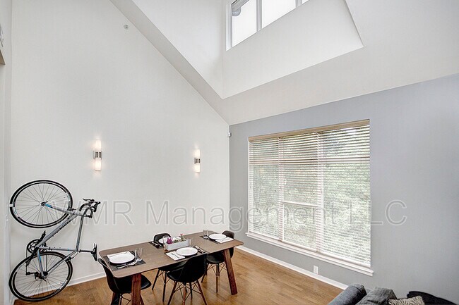 Building Photo - 2125 Southend Dr