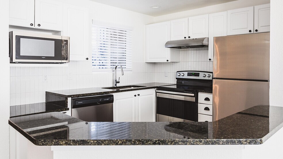 Well appointed and brightly lit open concept kitchen - Alister Parx I