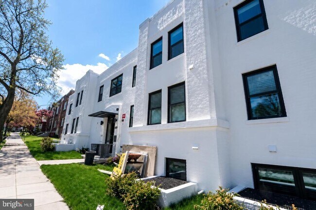 Building Photo - 5408 1st Pl NW