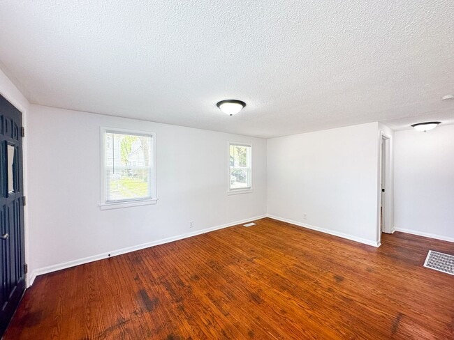 Building Photo - 2833 E Vermont St