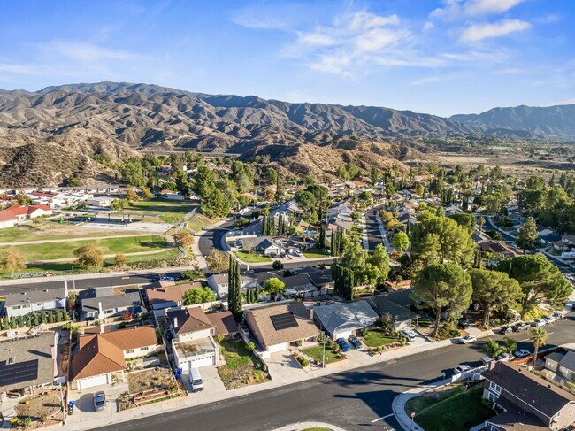 Building Photo - "Experience Luxurious Living: Spacious 4-B...