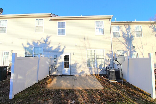 Building Photo - Move-in Ready Townhome!!