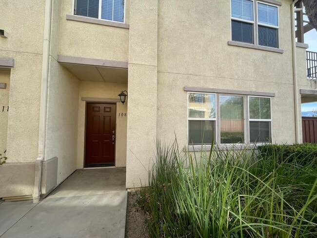 Building Photo - Three Bedroom Two Bathroom Condo in Lake Elsinore