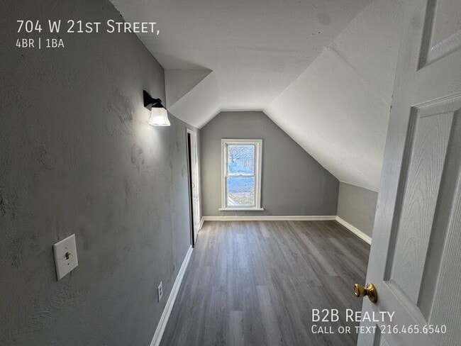 Building Photo - 704 W 21st St