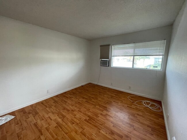 Building Photo - Spacious 2 Bedroom Townhouse w/ Parking in...