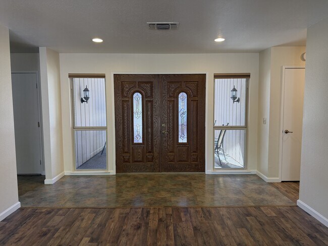 Building Photo - 113 Riverview Ct