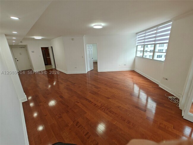 Building Photo - 825 Brickell Bay Dr