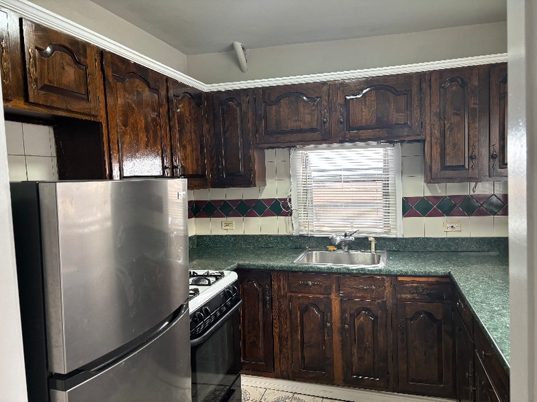 Building Photo - 607 Oakton St