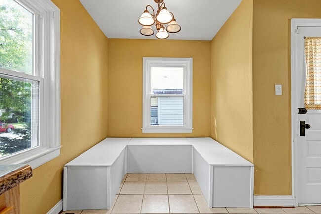 Building Photo - 3BR Cottage with Large Backyard, Garage and a Basement!
