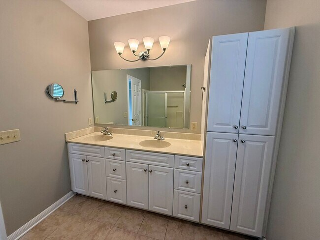 Building Photo - 4 Bedroom, 3 Bath Duplex in CrossKeys!