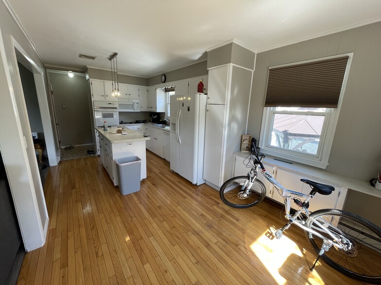 Kitchen dining area - 227 Bristol St