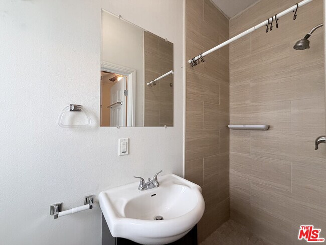 Building Photo - 1254 W 37th Dr