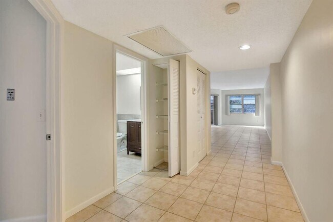 Building Photo - 1000 SW 125th Ave