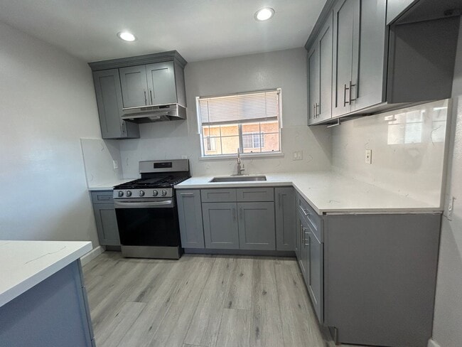 Building Photo - Newly Renovated 3 Bed / 2.5 Bath Apartment for Rent – Prime Huntington Beach Location!