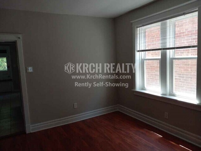 Building Photo - Large, Open House with 3 Bedrooms and 2 Ba...