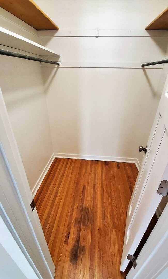 Building Photo - Updated 4 BR / 3 BA SFH w/ Hdwd Flrs, Sunny Porch, 2-car Garage in Robbinsdale!