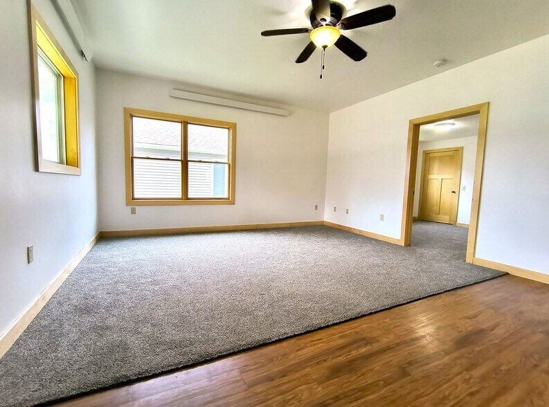 Building Photo - 504 Decorah Ave