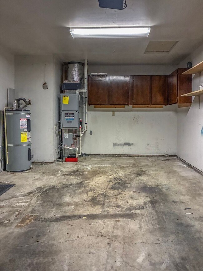 Building Photo - Hillsboro Duplex- 2 Bedroom 1 bathroom with fenced in yard available !