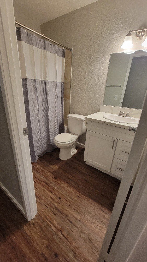 Building Photo - Wonderful and newly updated 3 bedroom 2 ba...
