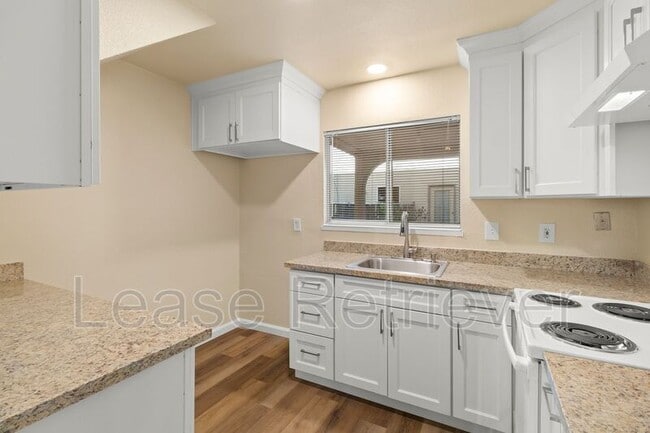 Building Photo - 940 Palm Cir