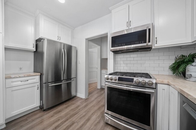 Building Photo - 136 N Hamel Dr