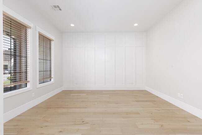 Building Photo - Gorgeous 5 bed | 3.5 bath |  Custom Home with RV Garage in Tonaquint!