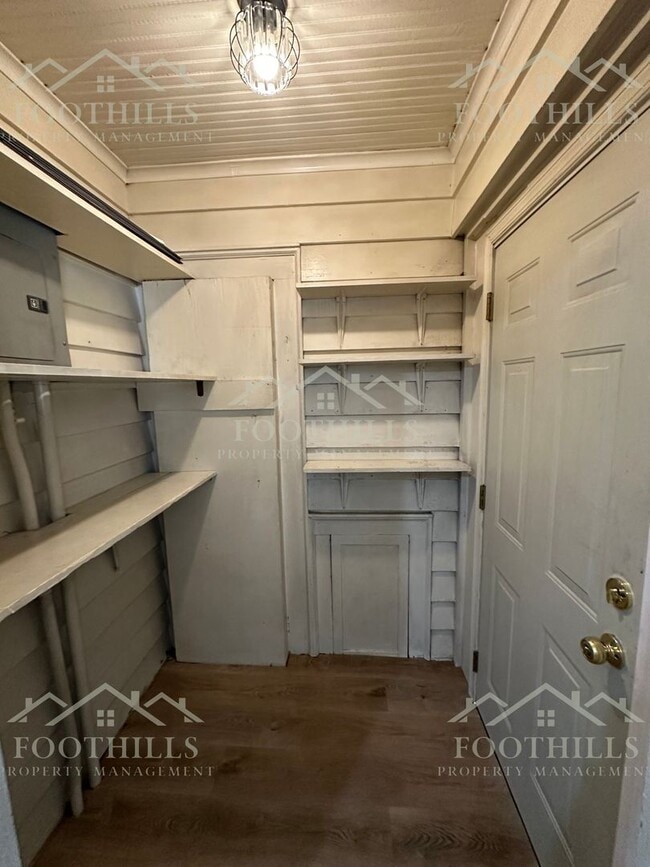 Building Photo - 1 Bedroom + Bonus Room Duplex with Storage...