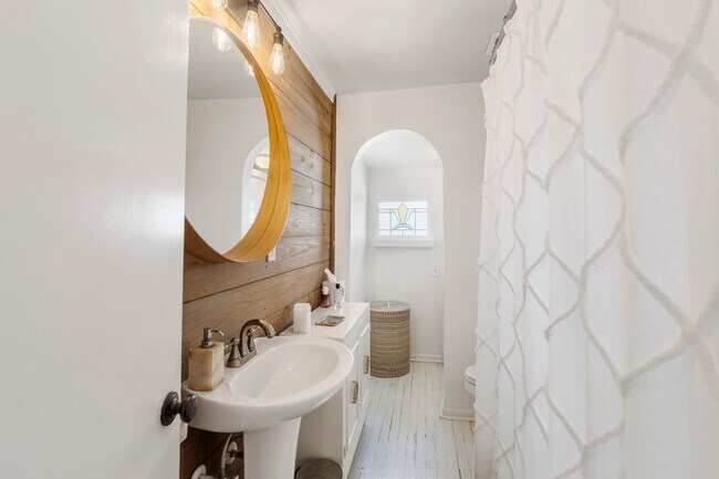 Building Photo - 721 W 12th St