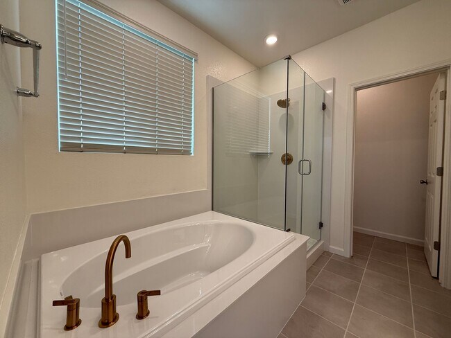 Building Photo - 3 bedroom, 2 bathroom home located in the vibrant community of Madera, CA