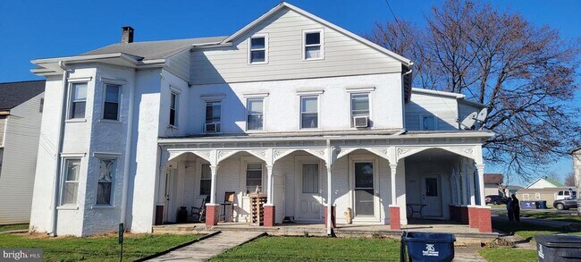 Building Photo - 202 Maple St