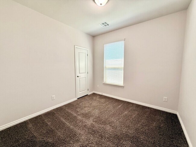 Building Photo - Beautiful 4 Bed 2 Bath in Mustang Schools