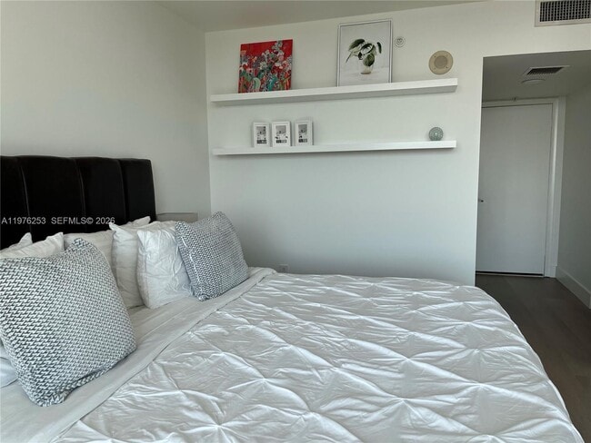 Building Photo - 1800 N Bayshore Dr