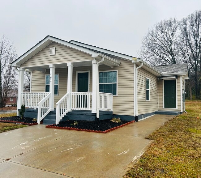 Primary Photo - 1405 Leonard Ave