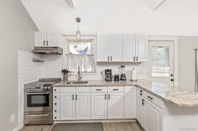 Building Photo - 572 Montauk Hwy