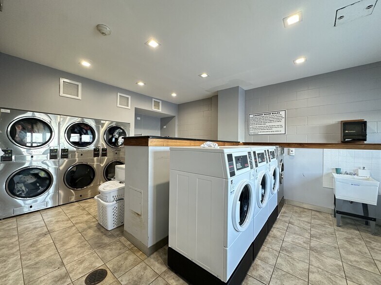 Building Photo - 6325 N Sheridan Rd