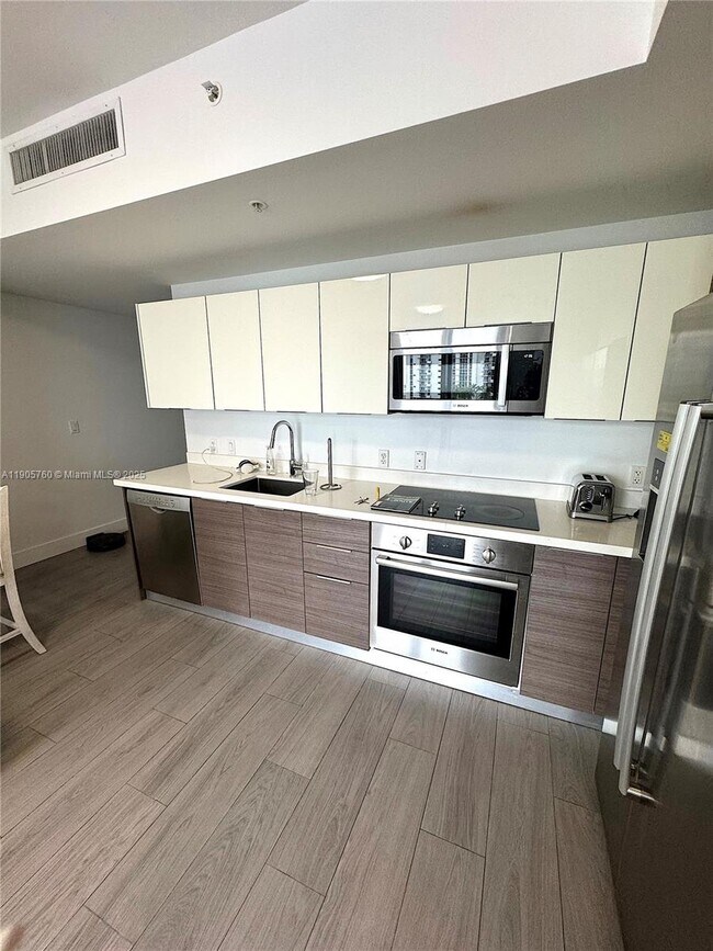 Building Photo - 1010 SW 2nd Ave