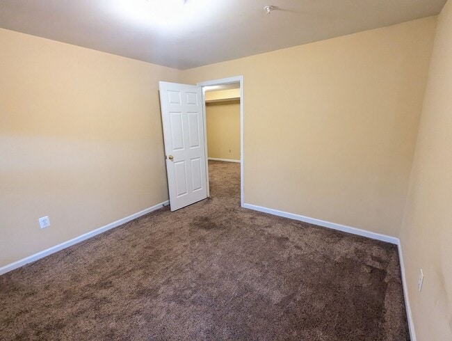 Building Photo - Townhouse in Spring Ridge community *OAKDALE school district* available now!