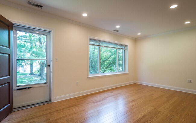 Building Photo - GREAT 2Br/1Bth available NOW. Heat/Hot Wat...