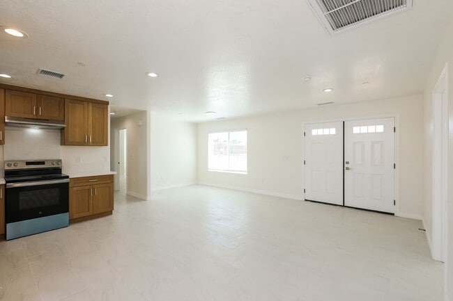 Building Photo - 16001 Live Oak St
