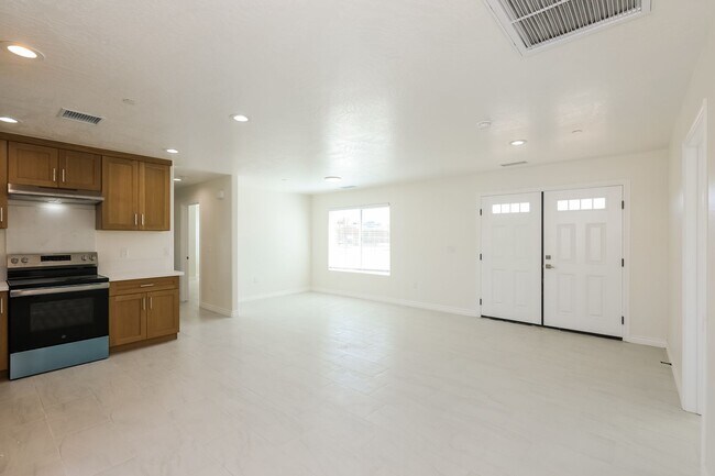 Building Photo - Spacious 3BR/2BA Home with Open Floor Plan, Garage & Washer/Dryer