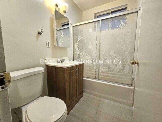 Building Photo - 564 E 61st St