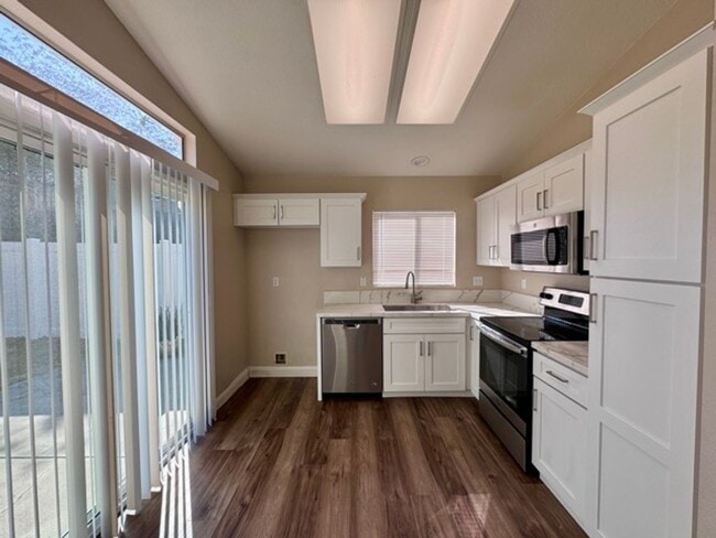 Building Photo - 3 bedroom Temecula home available for LEASE!