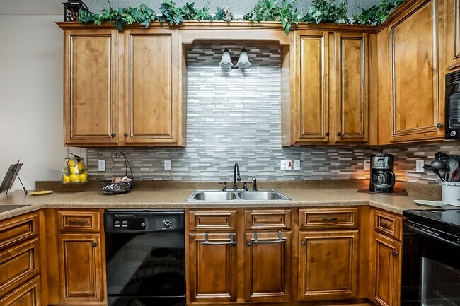 Building Photo - 3 bedroom 2 bathroom townhouse in Covington Villas