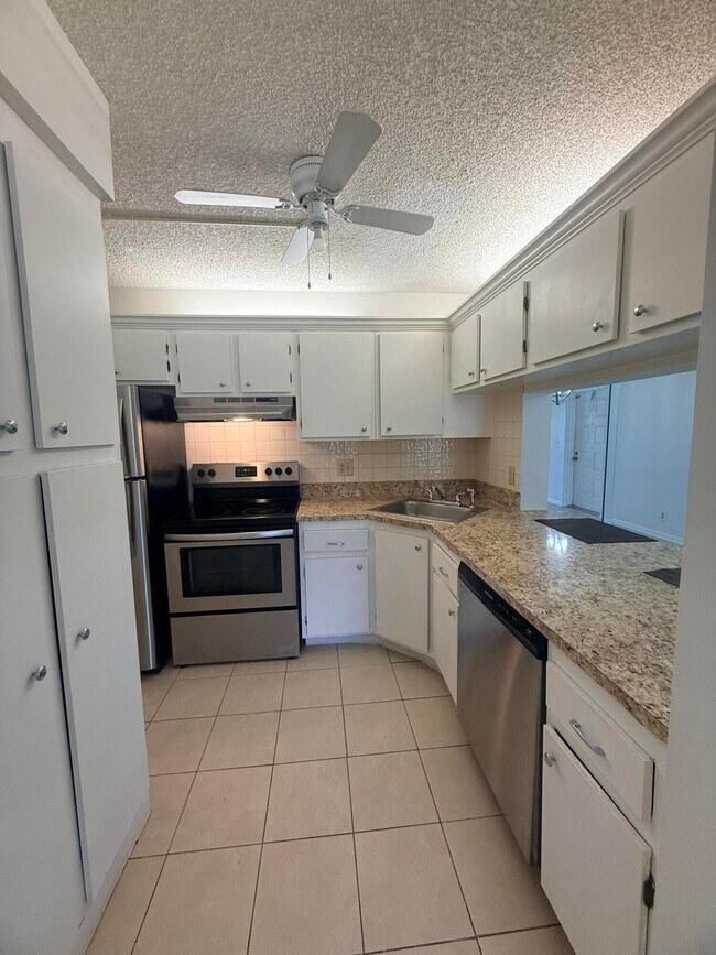 Building Photo - 703 Sunny Pine Way