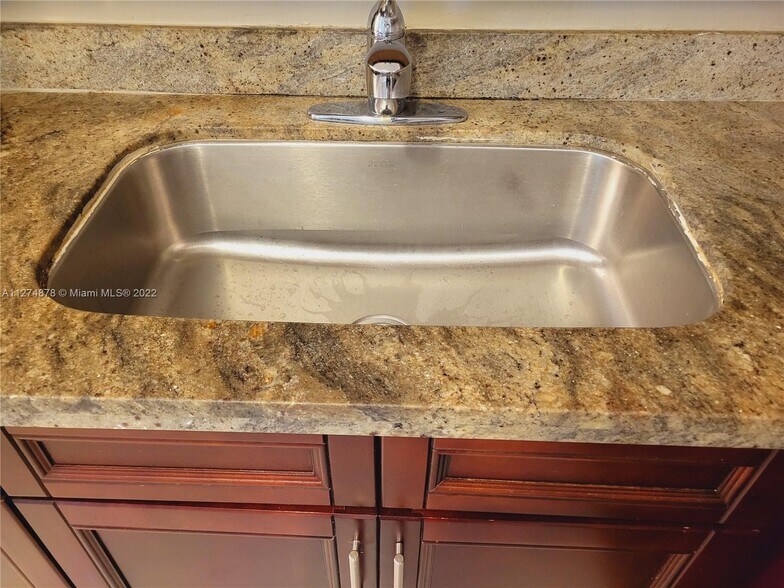 Building Photo - 2504 NW 9th Ln